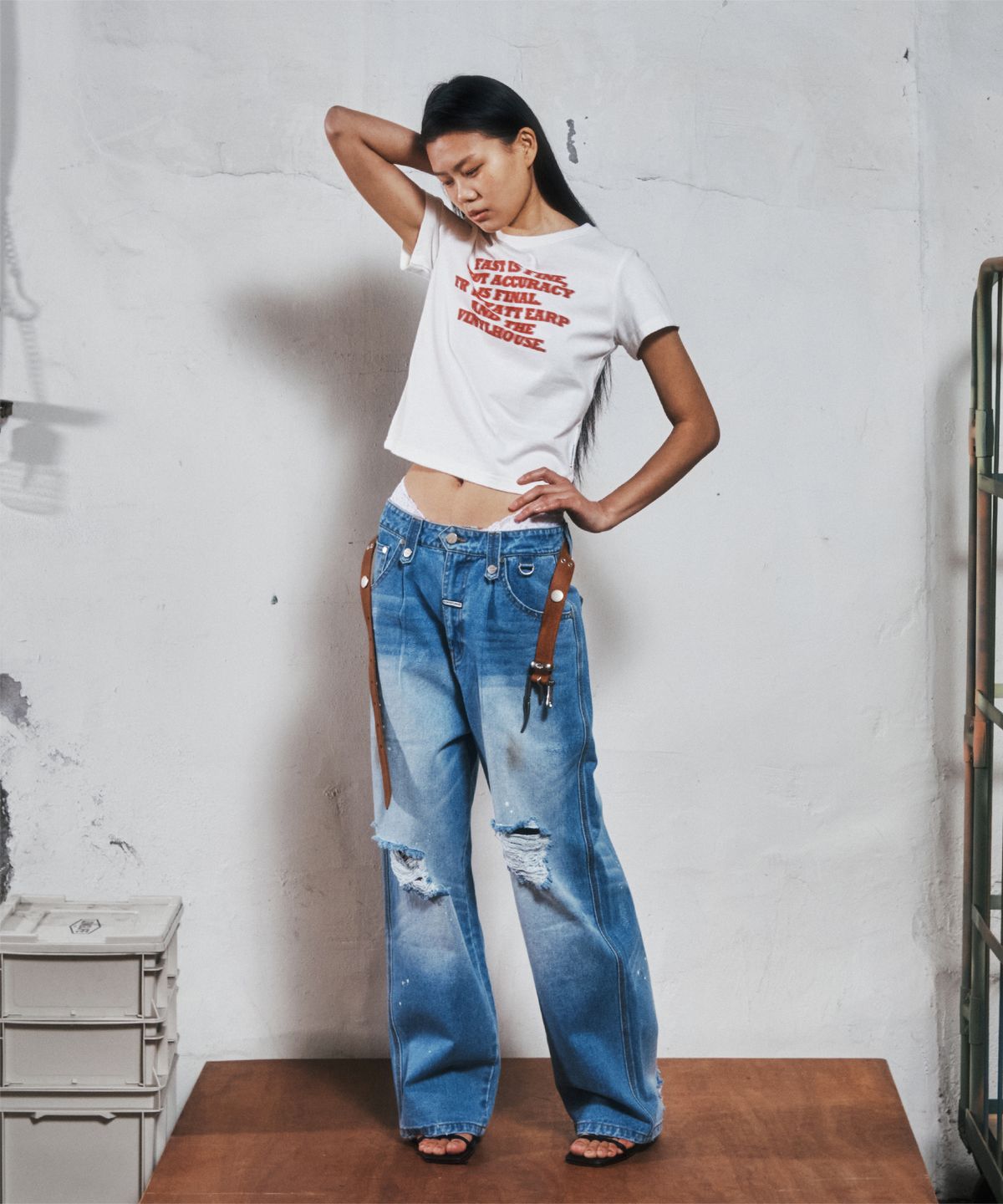 더바이닐하우스(THEVINYLHOUSE) GRUNGE PAINTED DENIM PANTS LIGHT BLUE