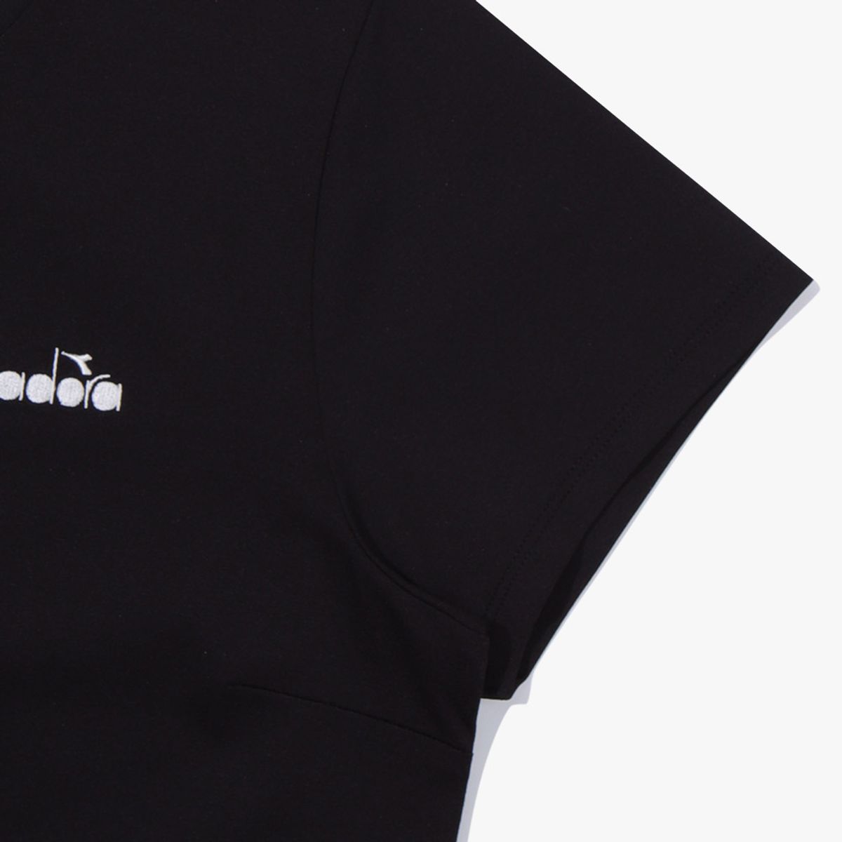 디아도라(diadora) 에르미나 플리츠 반팔 티셔츠 우먼 BLACK