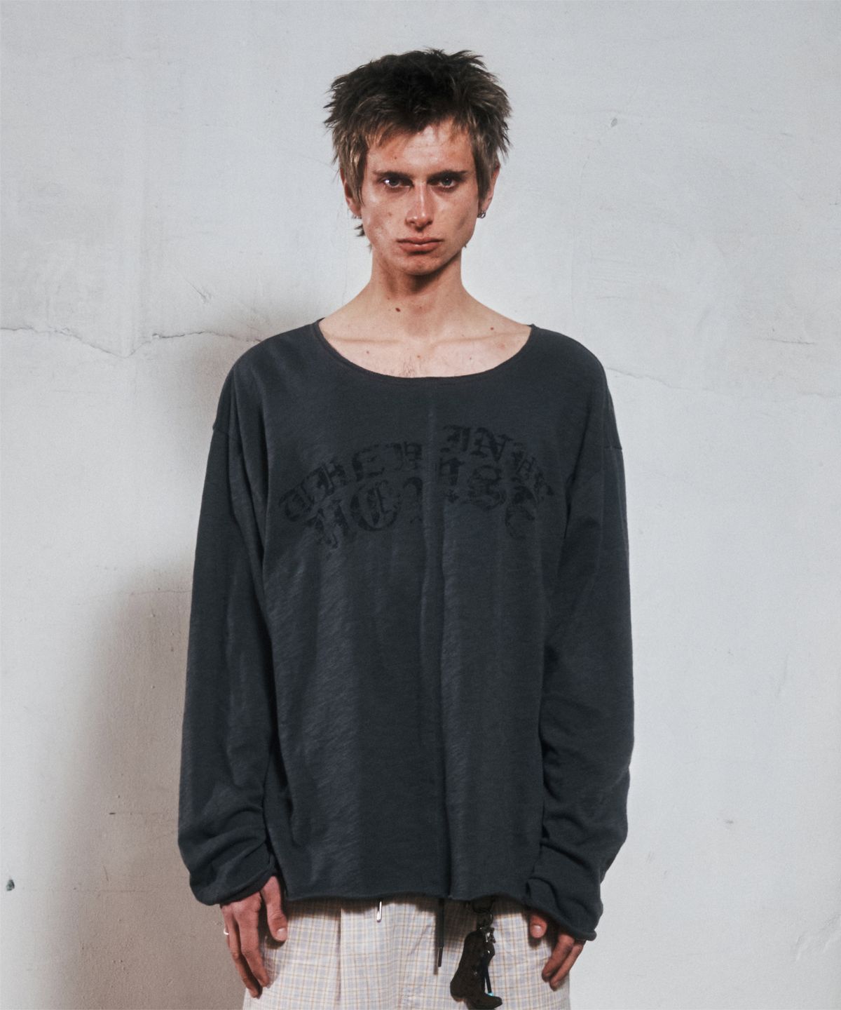 더바이닐하우스(THEVINYLHOUSE) VINYL ARC LOGO SLUB LS TEE CHARCOAL