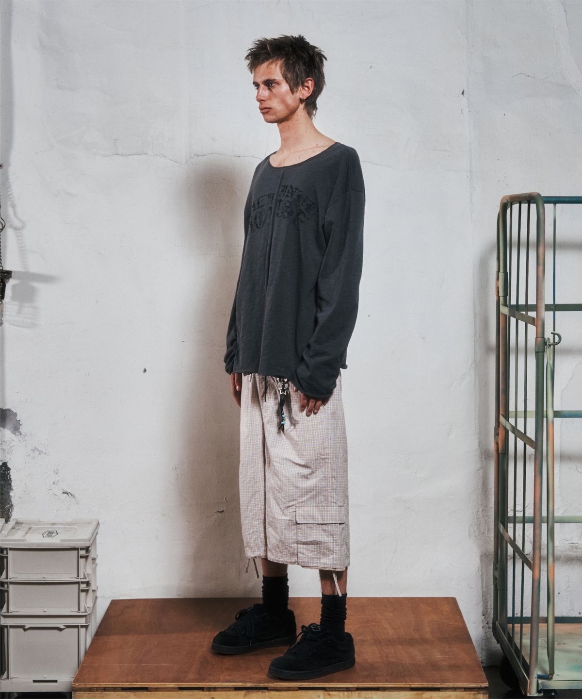 더바이닐하우스(THEVINYLHOUSE) VINYL ARC LOGO SLUB LS TEE CHARCOAL