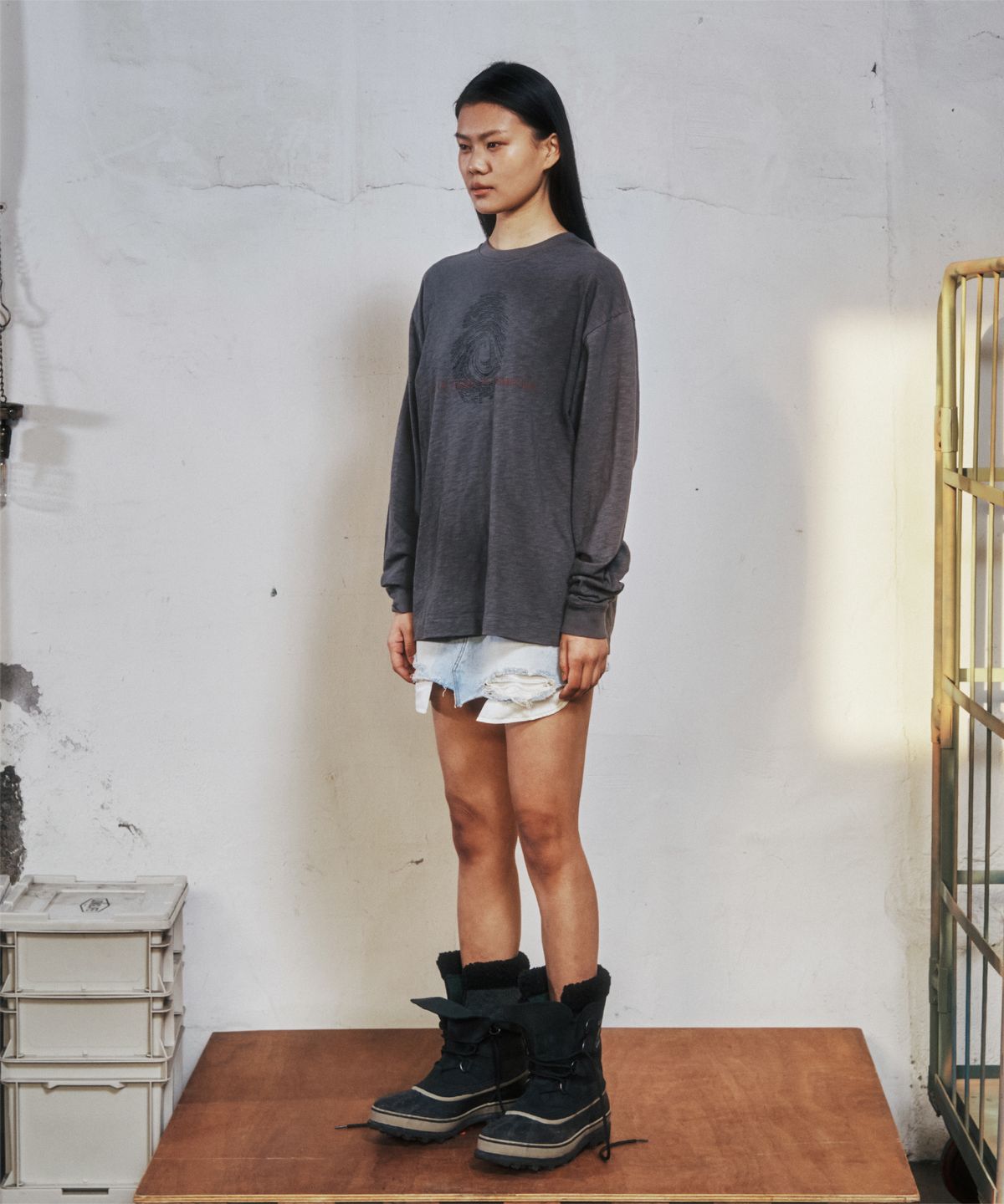더바이닐하우스(THEVINYLHOUSE) FINGERPRINT SLUB LS TEE CHARCOAL