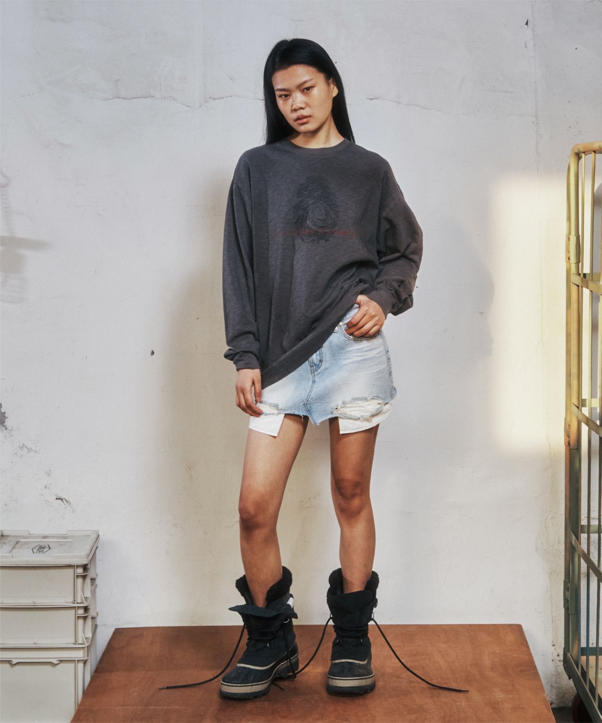 더바이닐하우스(THEVINYLHOUSE) FINGERPRINT SLUB LS TEE CHARCOAL