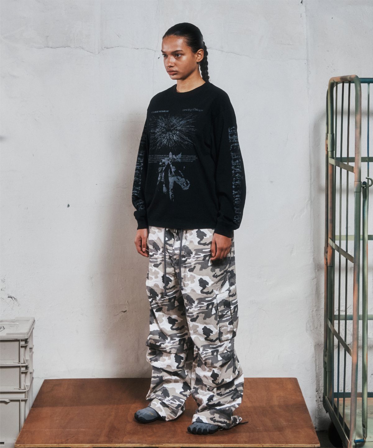 더바이닐하우스(THEVINYLHOUSE) ROUGH DRAWING LS TEE BLACK