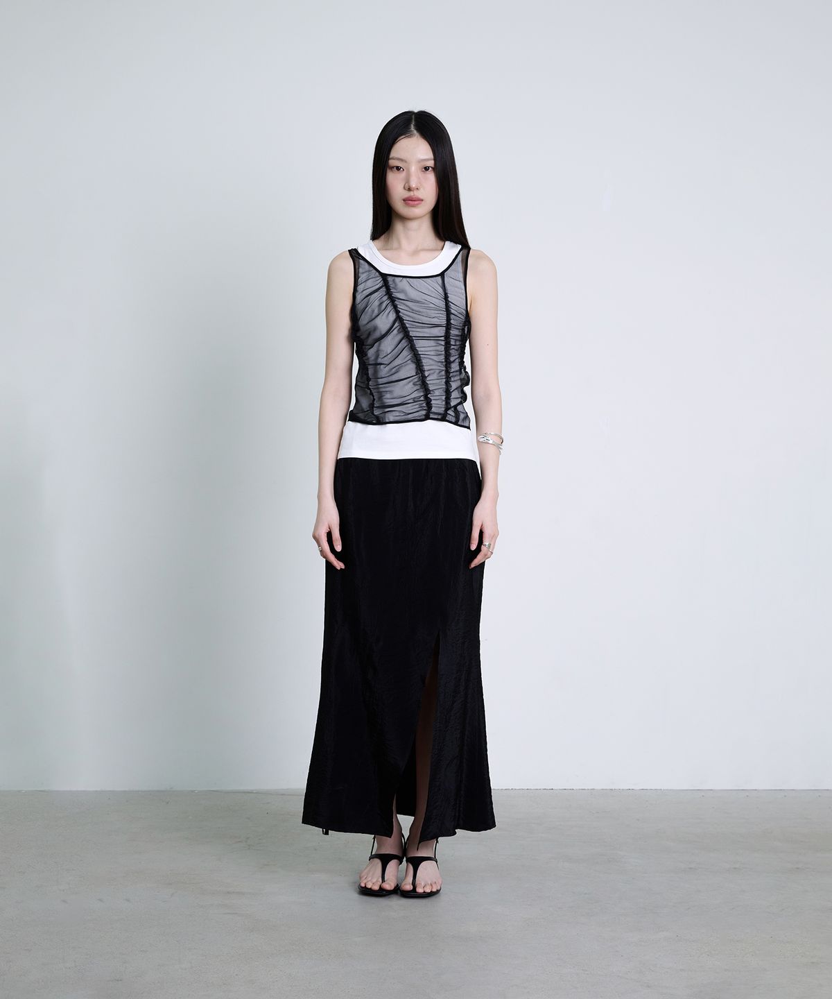 더애틋(THE AÉTUT) Asymmetrical incision Maxi Skirt_Black