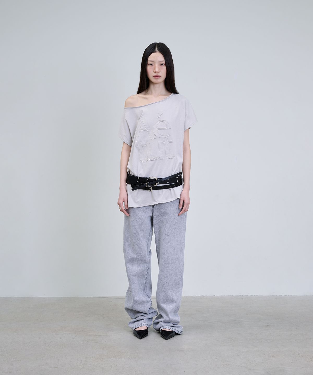 더애틋(THE AÉTUT) One-Shoulder Logo Patch T-Shirt_Light Grey