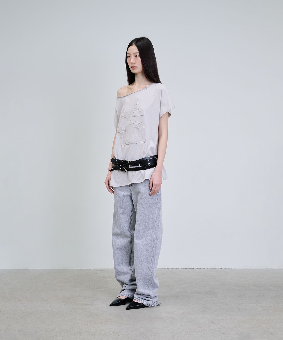 더애틋(THE AÉTUT) One-Shoulder Logo Patch T-Shirt_Light Grey