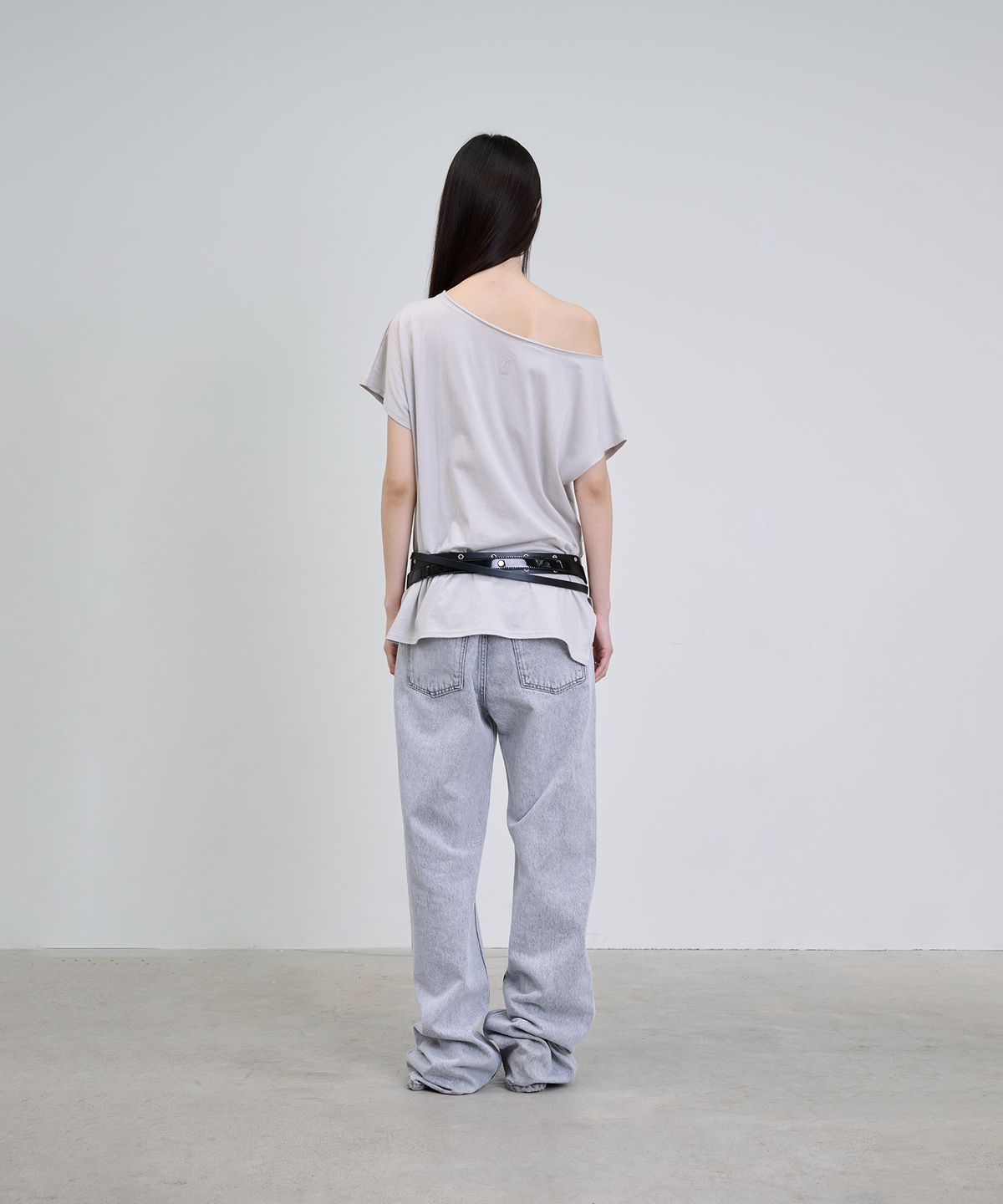 더애틋(THE AÉTUT) One-Shoulder Logo Patch T-Shirt_Light Grey