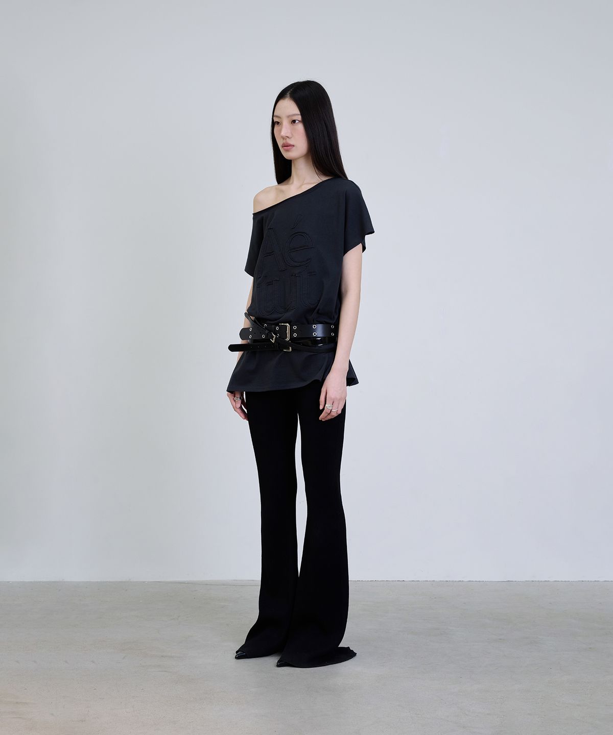 더애틋(THE AÉTUT) One-Shoulder Logo Patch T-Shirt_Charcoal