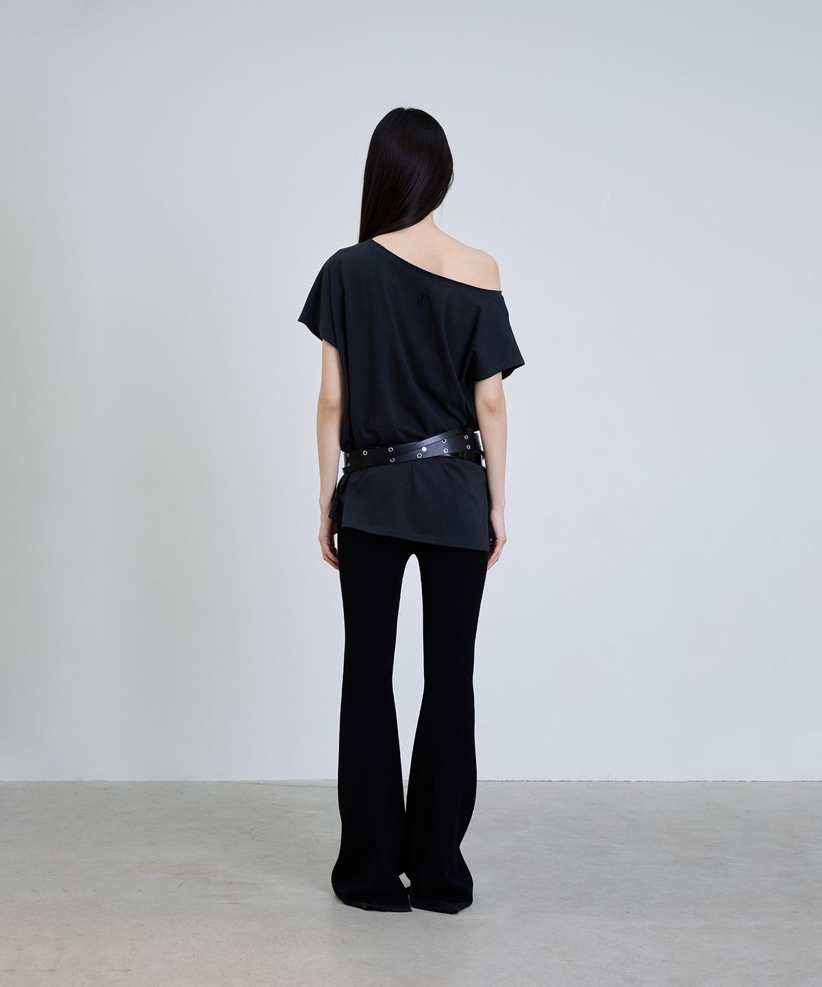 더애틋(THE AÉTUT) One-Shoulder Logo Patch T-Shirt_Charcoal