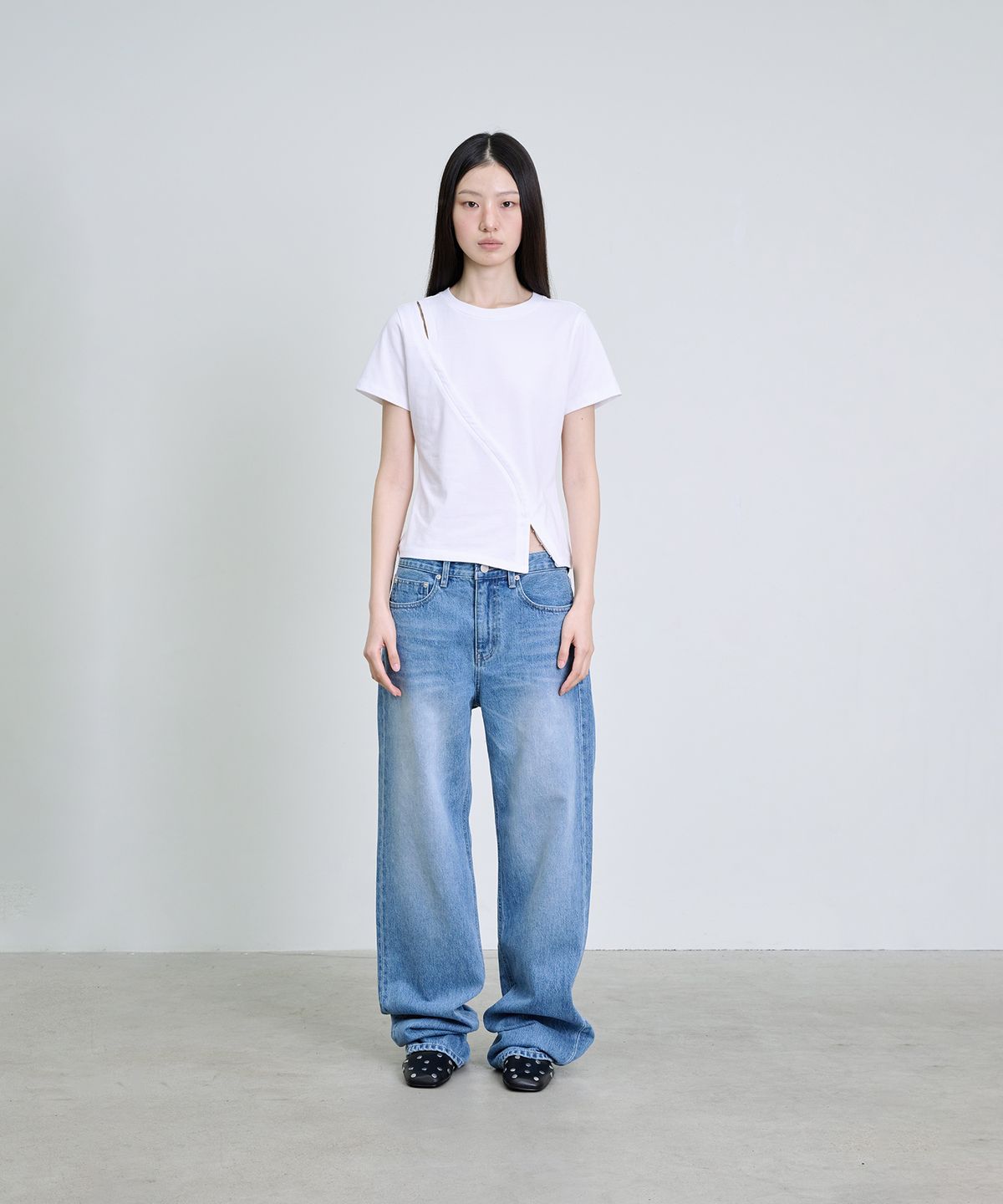 더애틋(THE AÉTUT) Hook Detail Short Sleeve T-Shirt_White