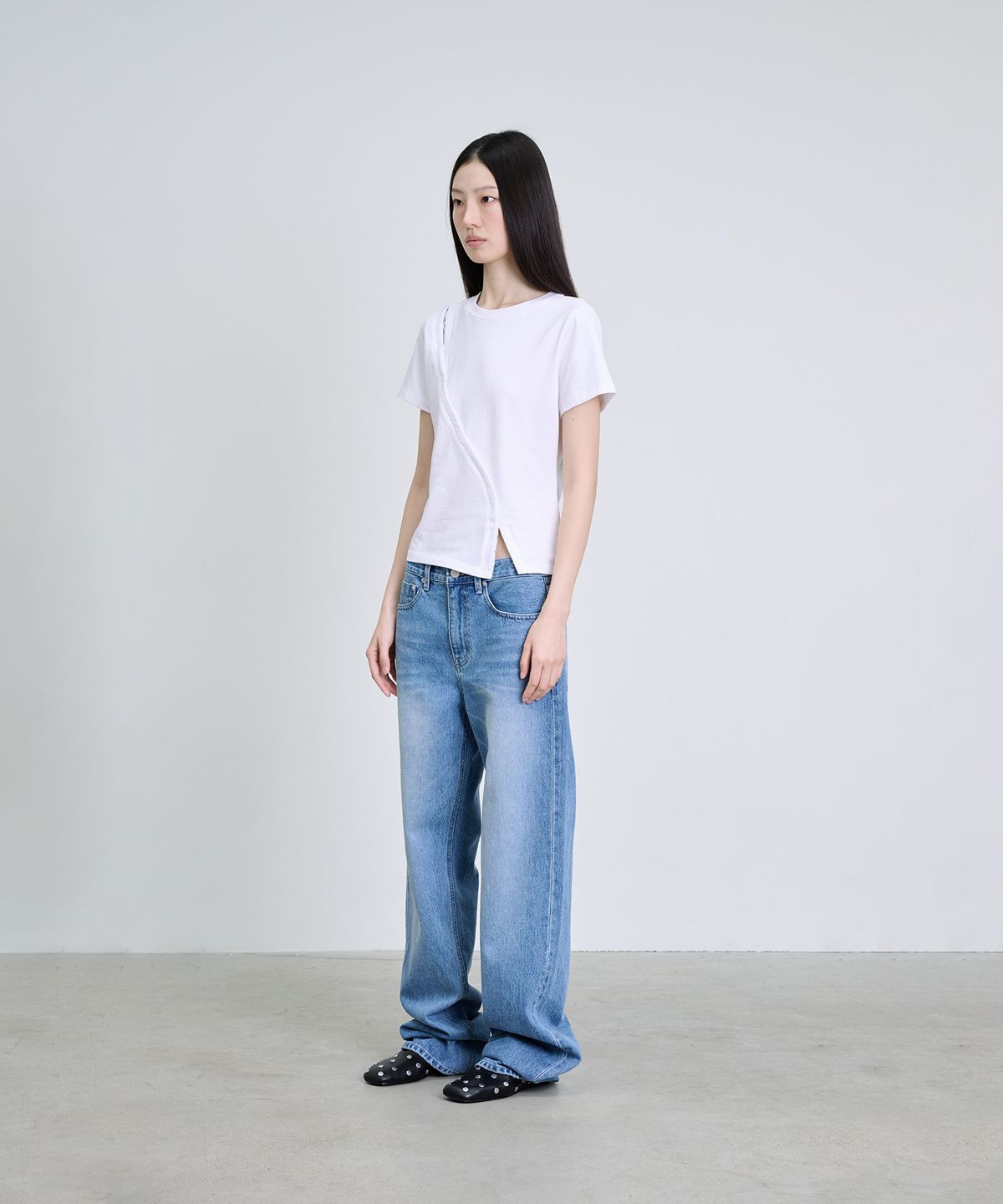 더애틋(THE AÉTUT) Hook Detail Short Sleeve T-Shirt_White