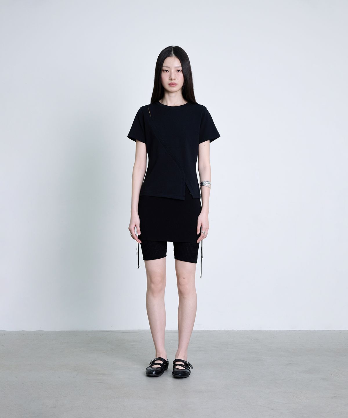 더애틋(THE AÉTUT) Hook Detail Short Sleeve T-Shirt_Black