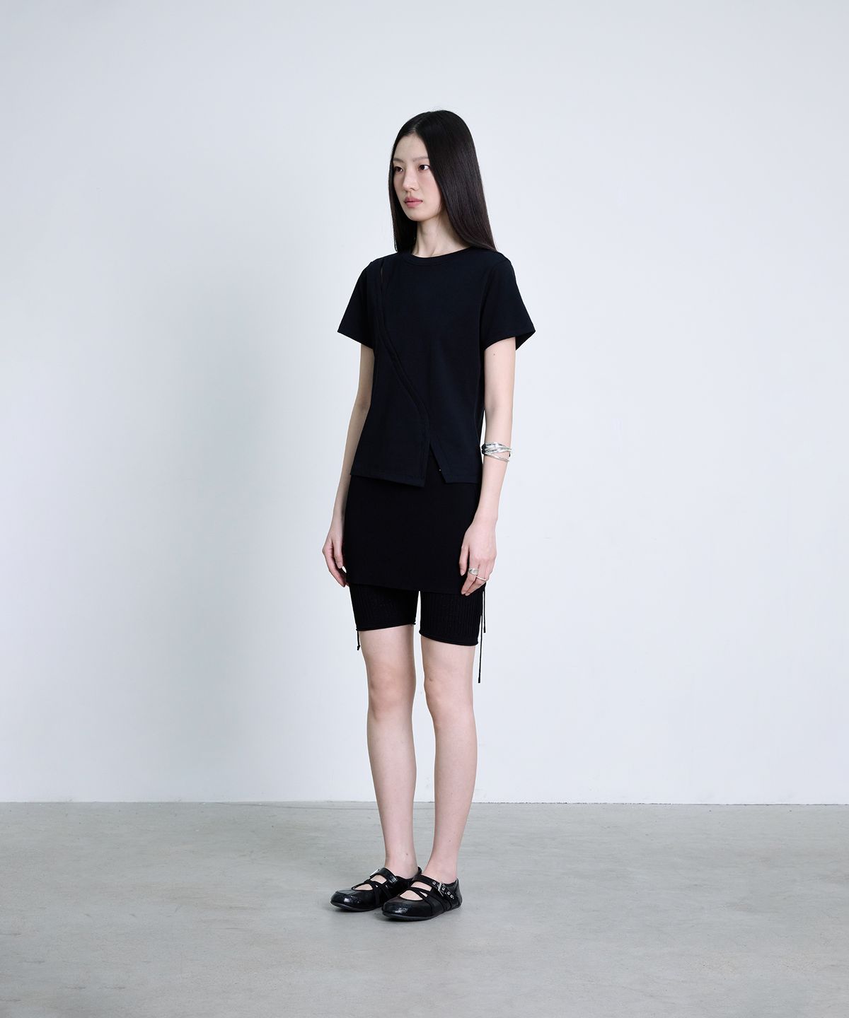 더애틋(THE AÉTUT) Hook Detail Short Sleeve T-Shirt_Black
