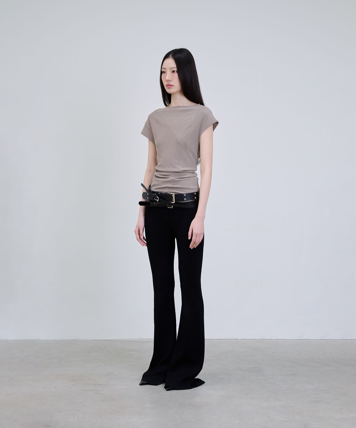 더애틋(THE AÉTUT) Cap Sleeve Curved T-Shirt_Khaki Beige
