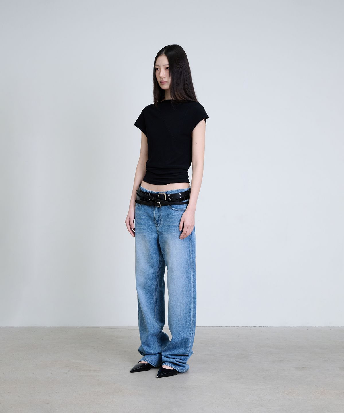 더애틋(THE AÉTUT) Cap Sleeve Curved T-Shirt_Black