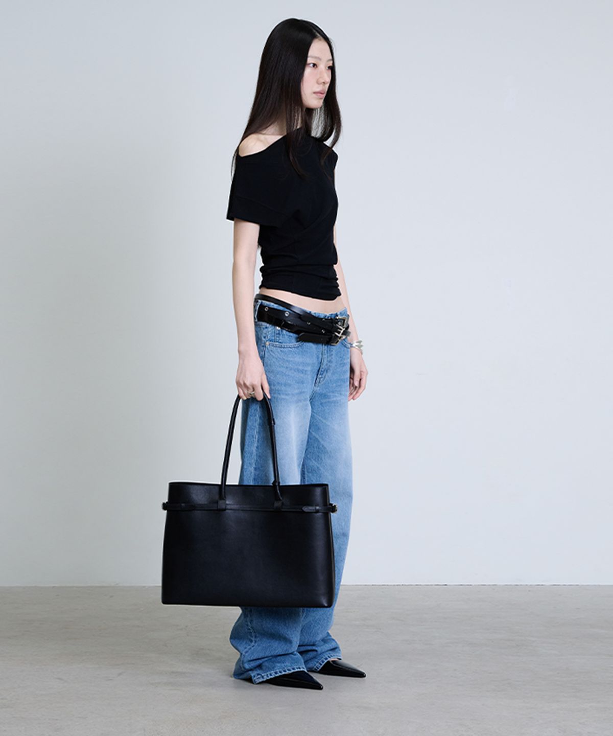 더애틋(THE AÉTUT) Classic Belted Leather Tote Bag_Black