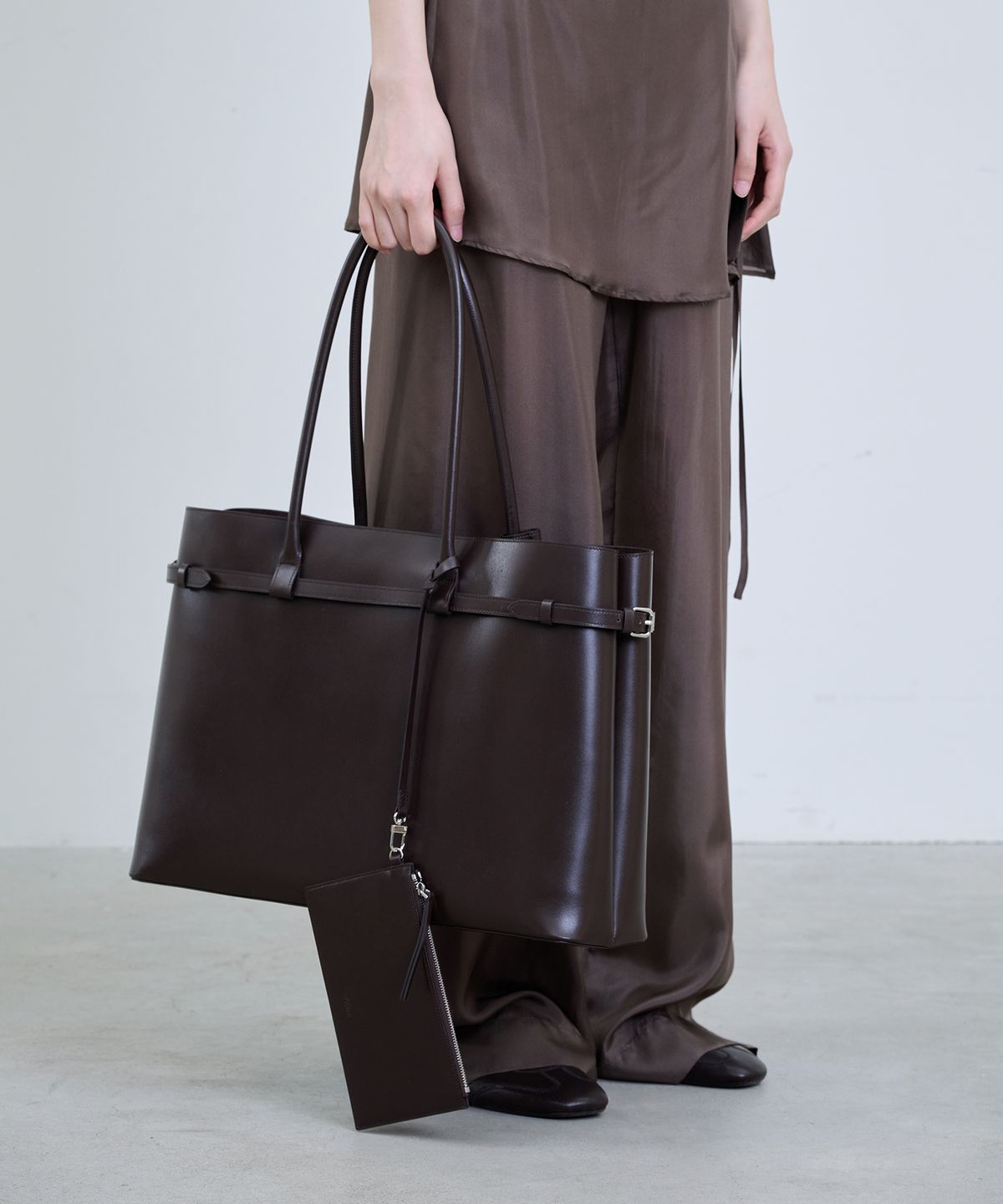 더애틋(THE AÉTUT) Classic Belted Leather Tote Bag_Brown