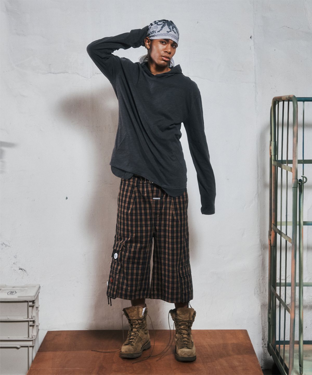더바이닐하우스(THEVINYLHOUSE) LETTERING SLUB HOODIE LS TEE CHARCOAL