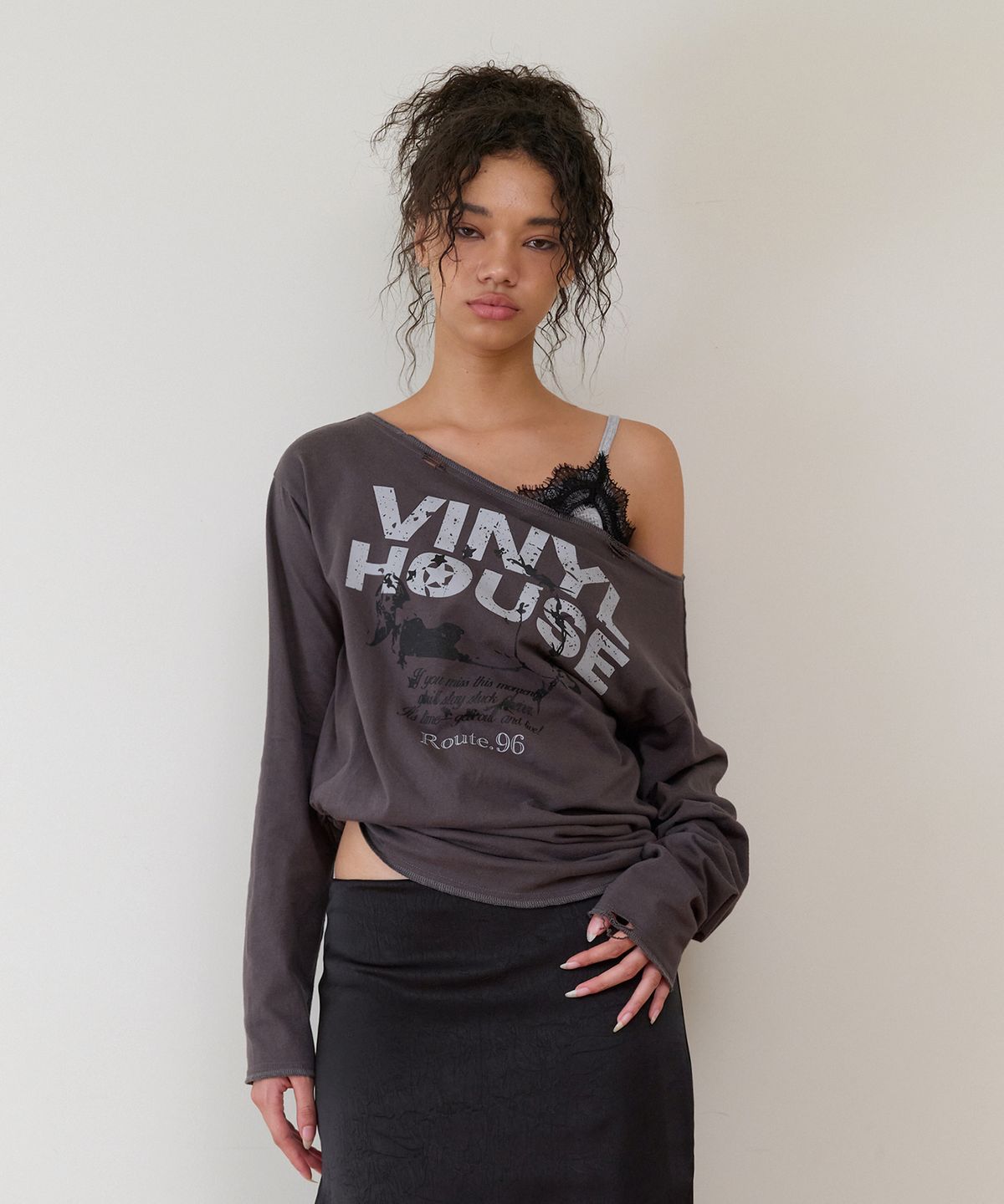 더바이닐하우스(THEVINYLHOUSE) RAW CUT OVER LS TEE (W) CHARCOAL