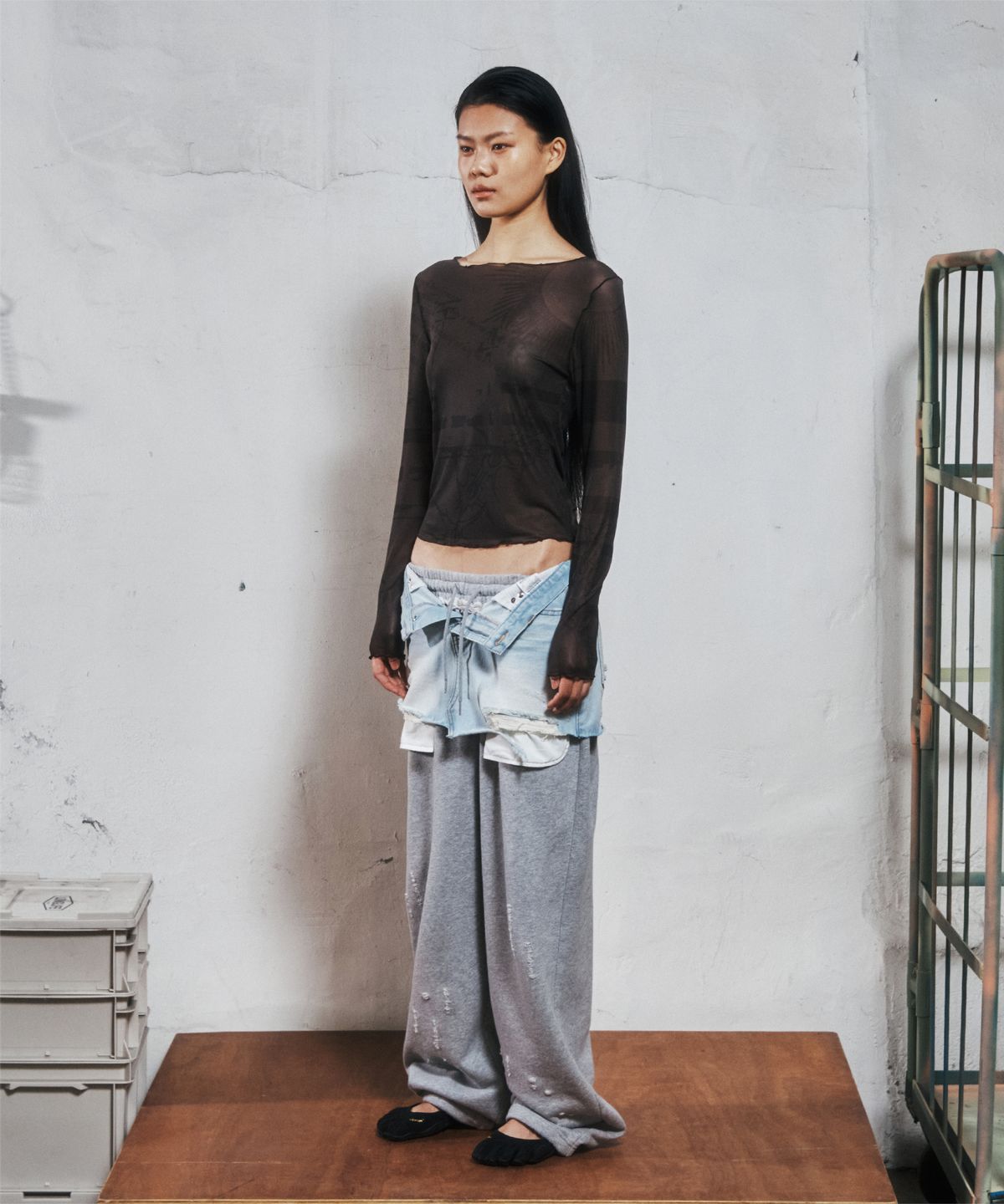 더바이닐하우스(THEVINYLHOUSE) GRAFFITI MESH LS TEE (W) CHARCOAL