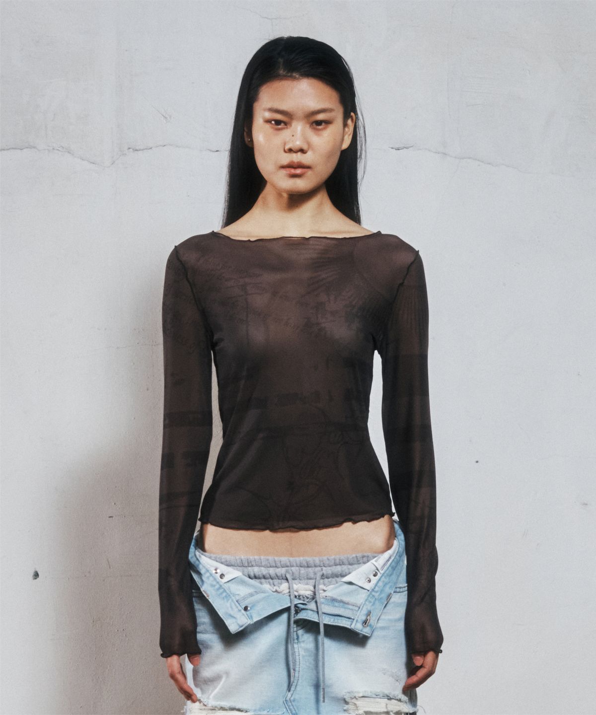 더바이닐하우스(THEVINYLHOUSE) GRAFFITI MESH LS TEE (W) CHARCOAL