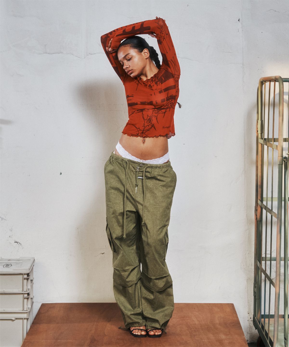 더바이닐하우스(THEVINYLHOUSE) GRAFFITI MESH LS TEE (W) RED