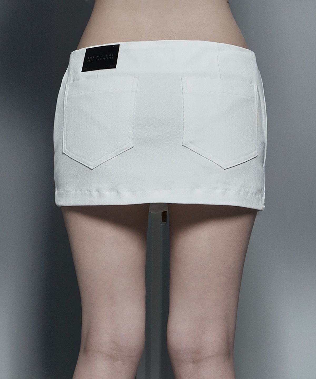 에트오소메(ETRE AU SOMMET) Front Zipper Belt Detail Mini Skirt (White)