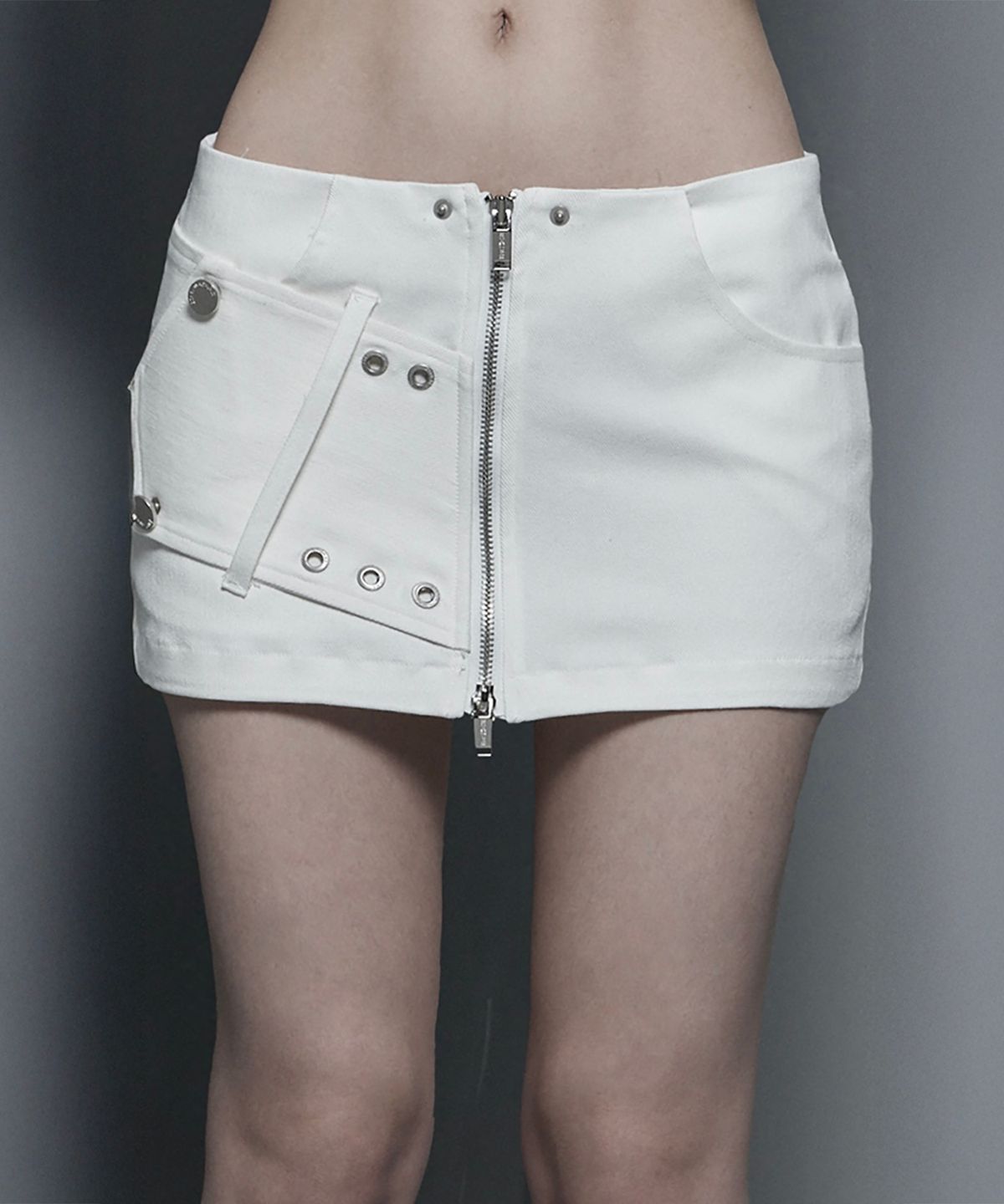 에트오소메(ETRE AU SOMMET) Front Zipper Belt Detail Mini Skirt (White)