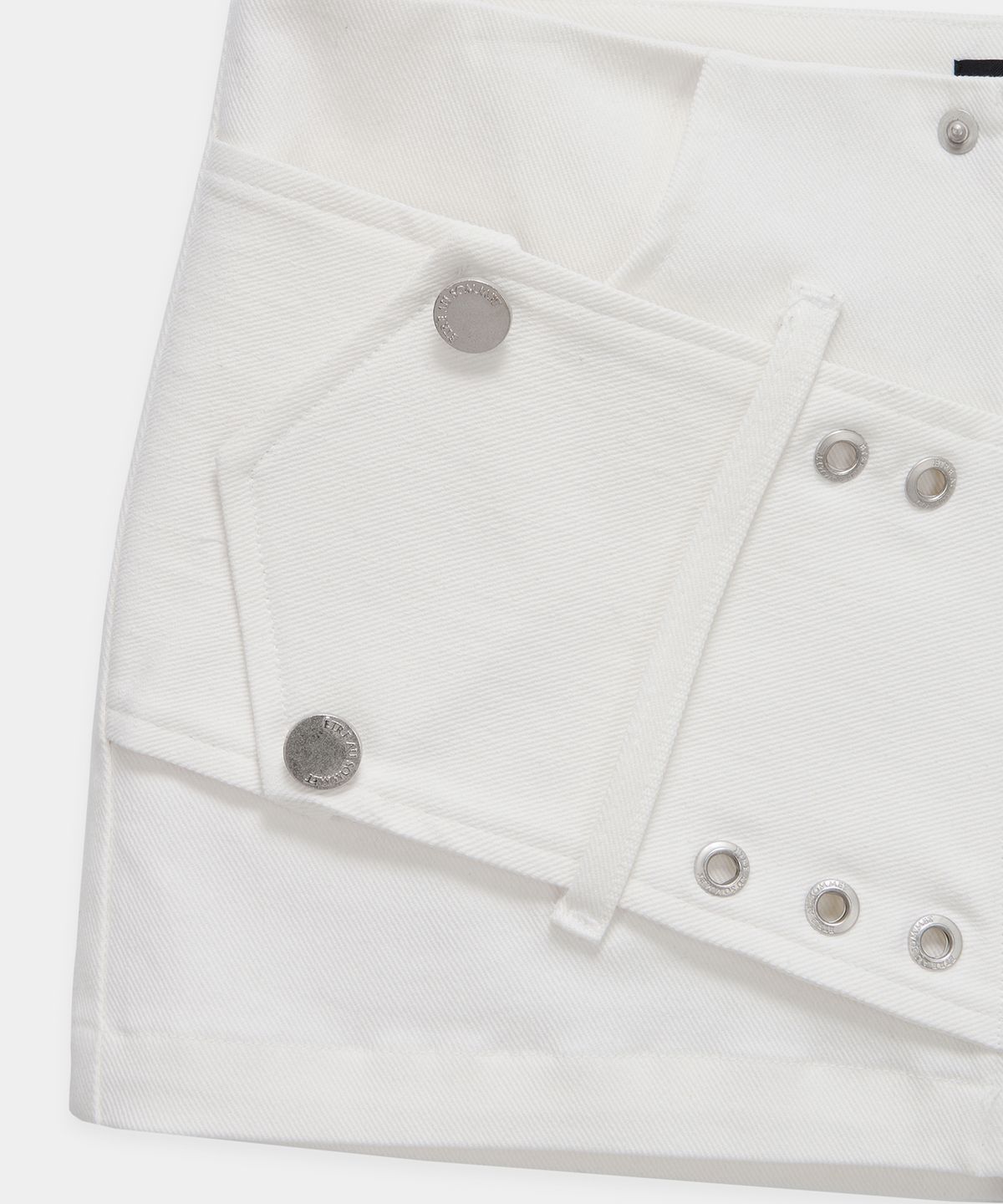 에트오소메(ETRE AU SOMMET) Front Zipper Belt Detail Mini Skirt (White)