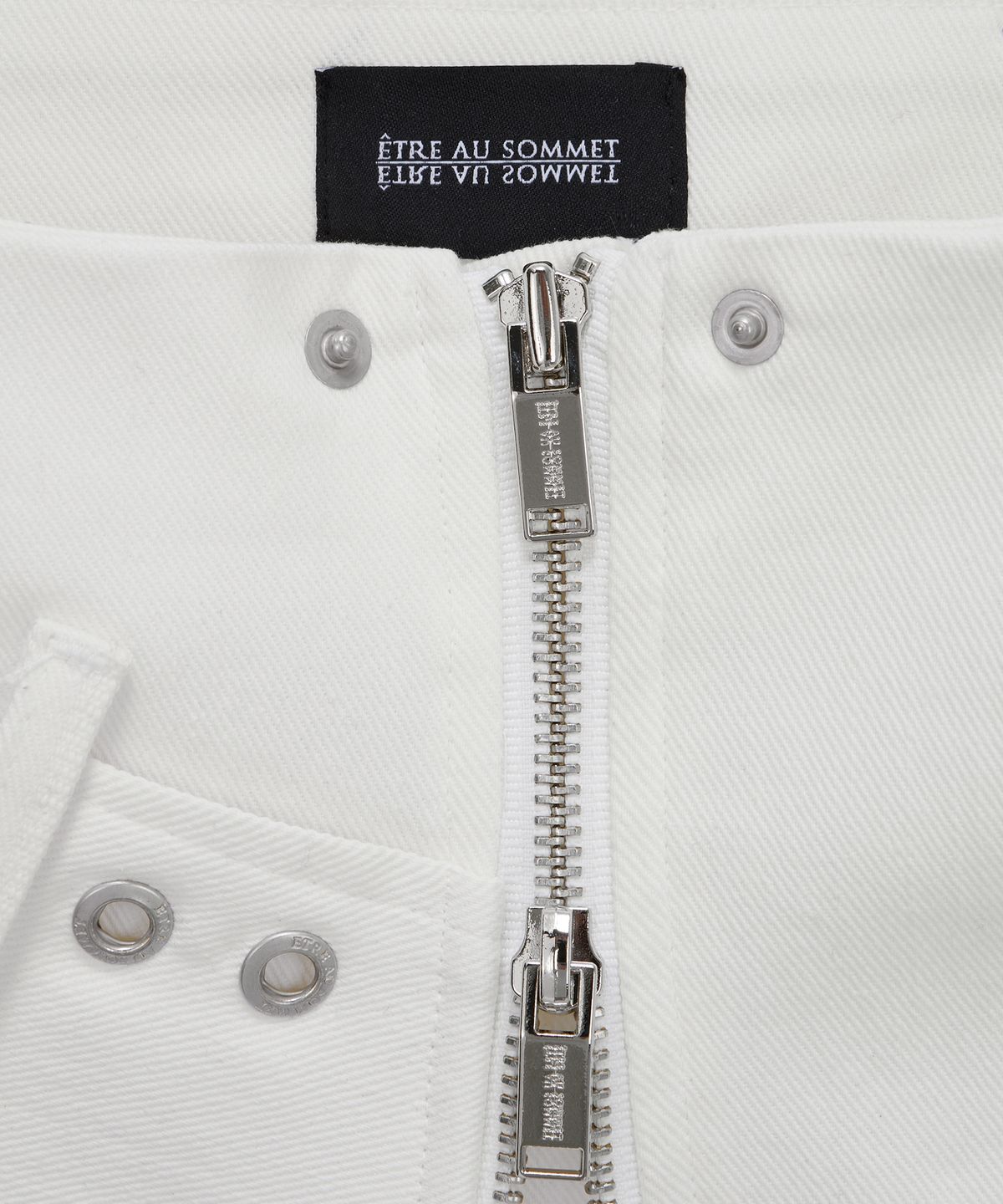 에트오소메(ETRE AU SOMMET) Front Zipper Belt Detail Mini Skirt (White)