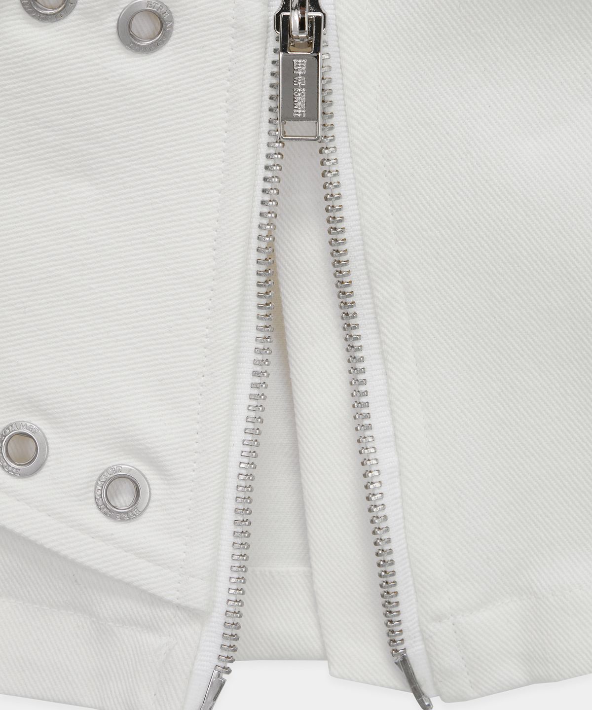 에트오소메(ETRE AU SOMMET) Front Zipper Belt Detail Mini Skirt (White)