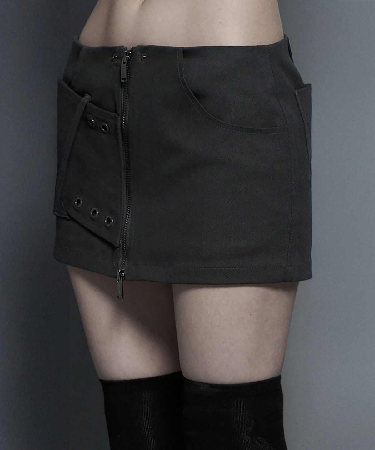 에트오소메(ETRE AU SOMMET) Front Zip Belt Detail Mini Skirt (Dark Gray)