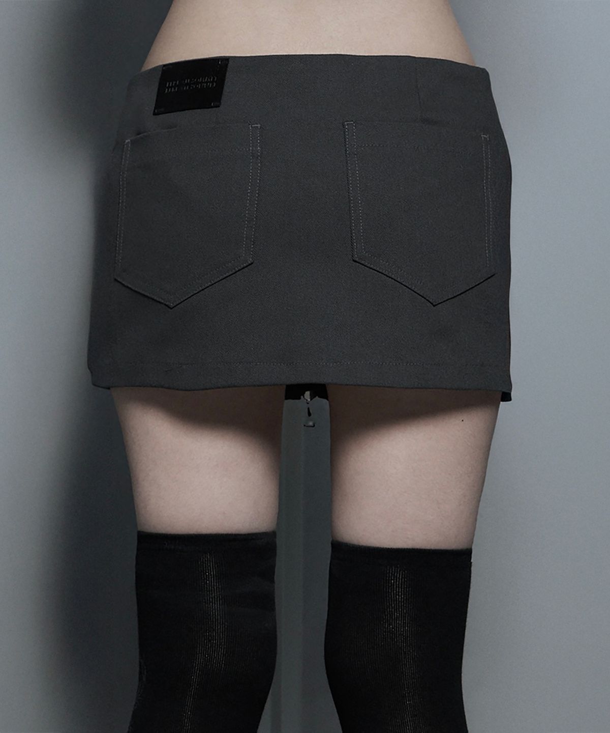 에트오소메(ETRE AU SOMMET) Front Zip Belt Detail Mini Skirt (Dark Gray)