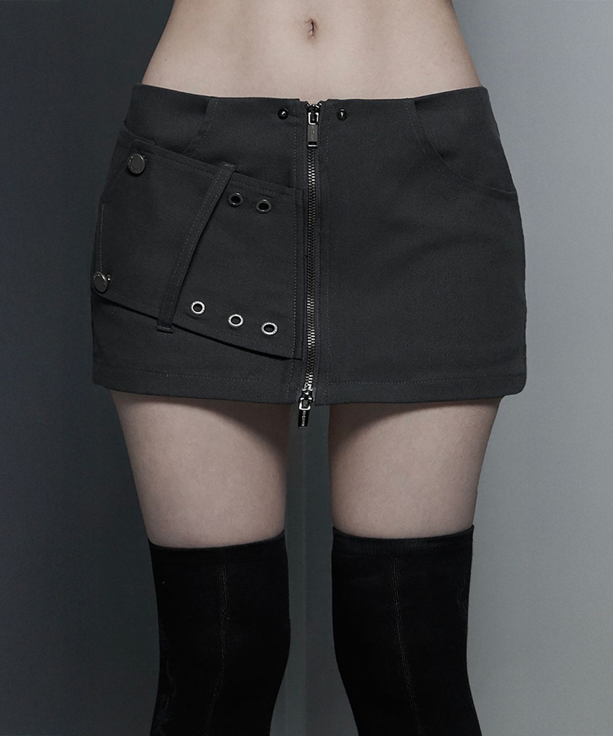 에트오소메(ETRE AU SOMMET) Front Zip Belt Detail Mini Skirt (Dark Gray)