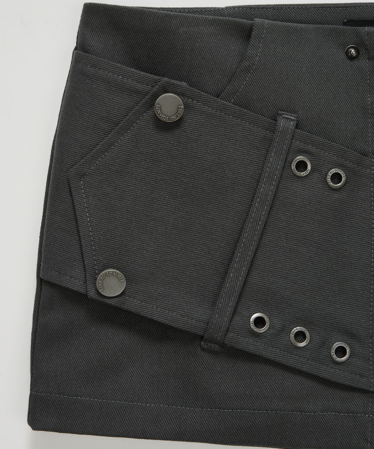 에트오소메(ETRE AU SOMMET) Front Zip Belt Detail Mini Skirt (Dark Gray)