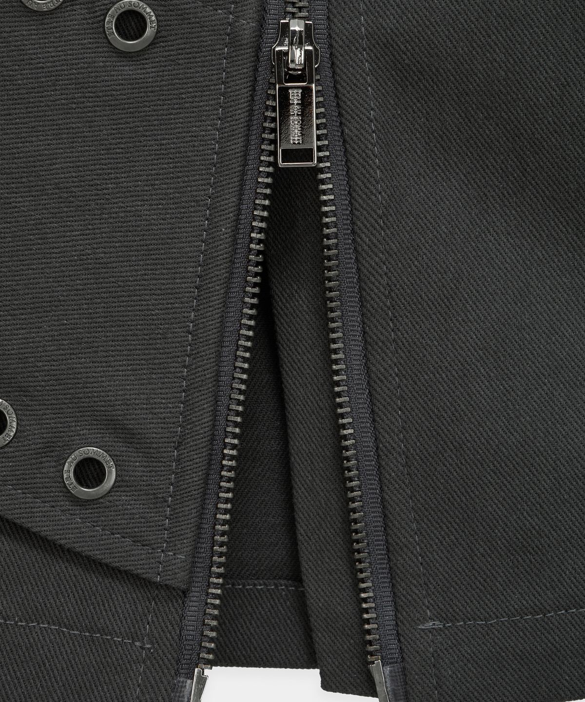 에트오소메(ETRE AU SOMMET) Front Zip Belt Detail Mini Skirt (Dark Gray)