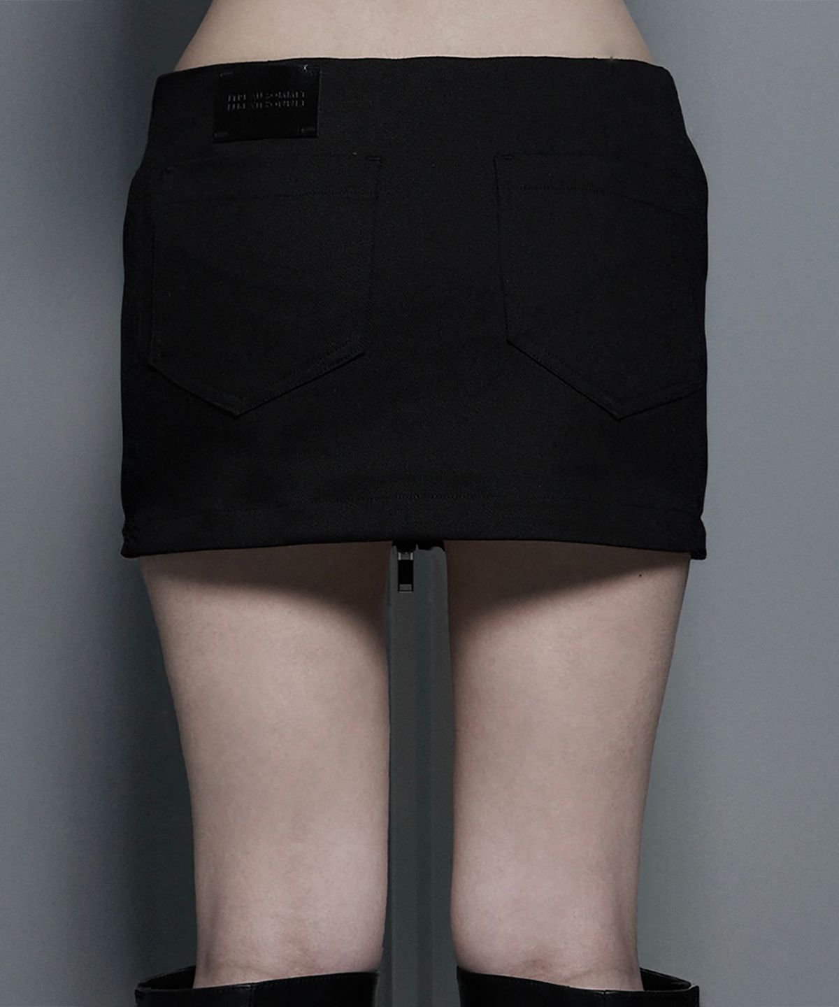 에트오소메(ETRE AU SOMMET) Front Zip Belt Detail Mini Skirt (Black)