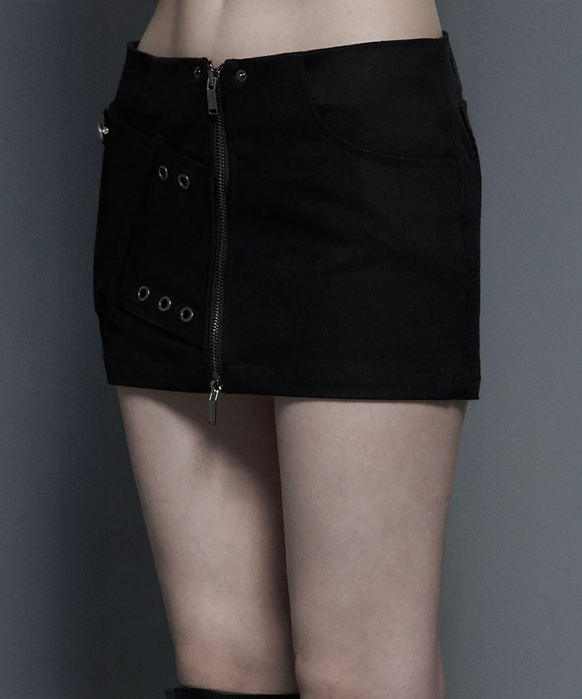 에트오소메(ETRE AU SOMMET) Front Zip Belt Detail Mini Skirt (Black)
