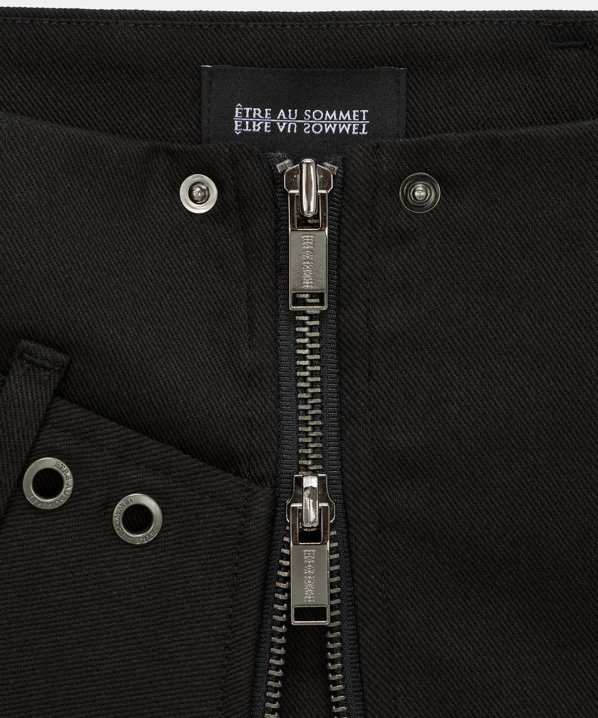 에트오소메(ETRE AU SOMMET) Front Zip Belt Detail Mini Skirt (Black)