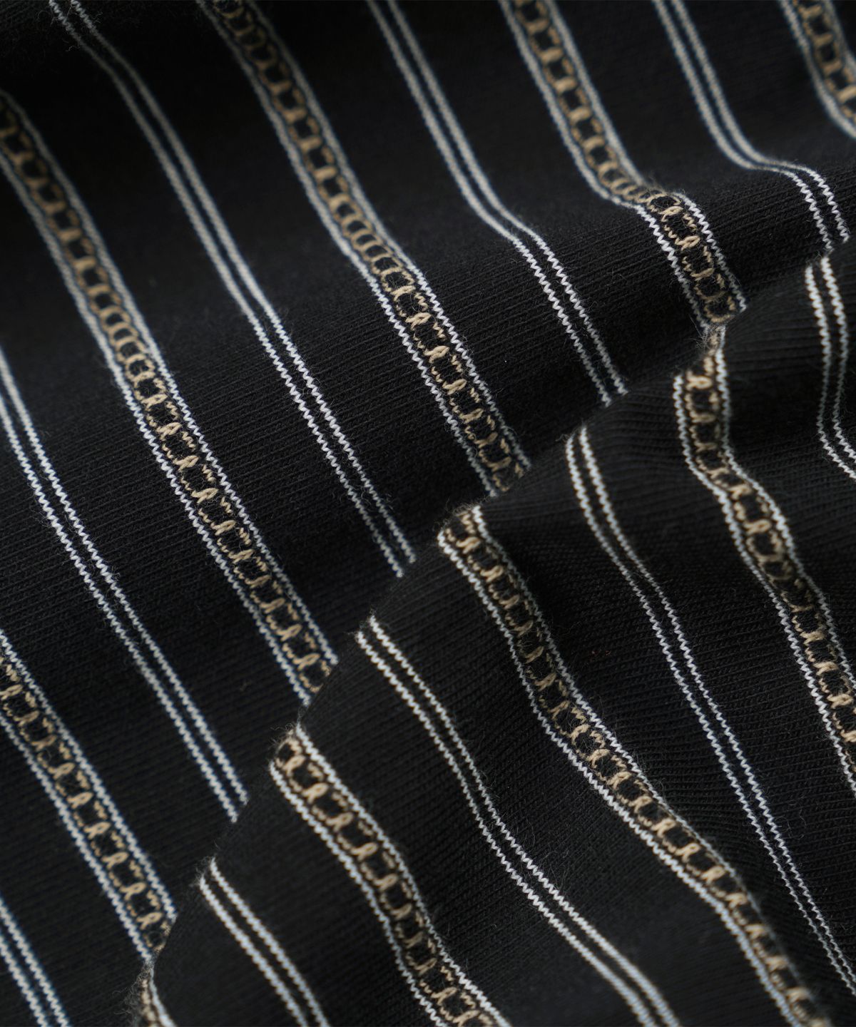프리즘웍스(FRIZMWORKS) JACQUARD STRIPE HALF TEE _ BLACK