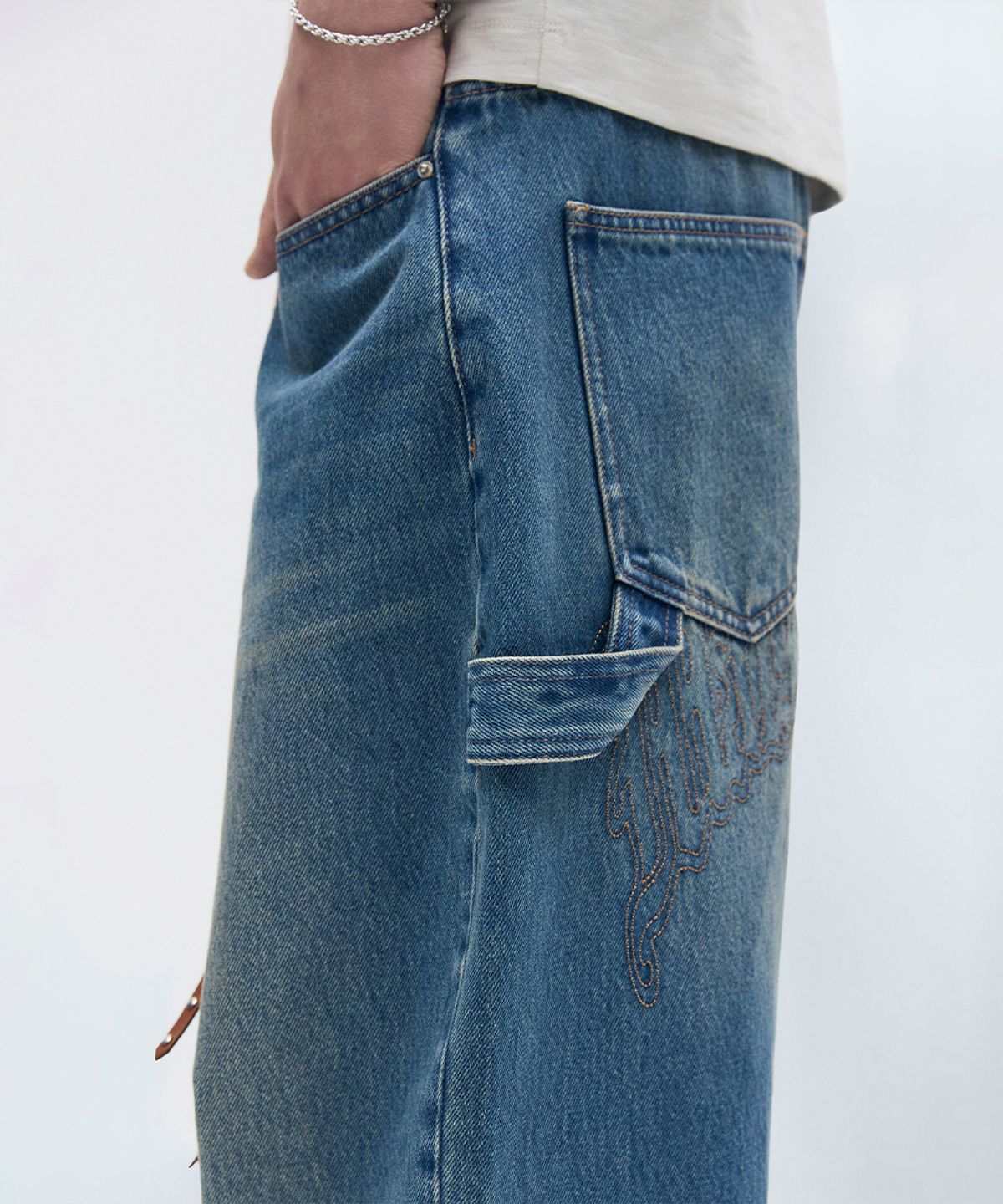 메종미네드(MAISON MINED) BACK-POINT DENIM PANTS MID BLUE
