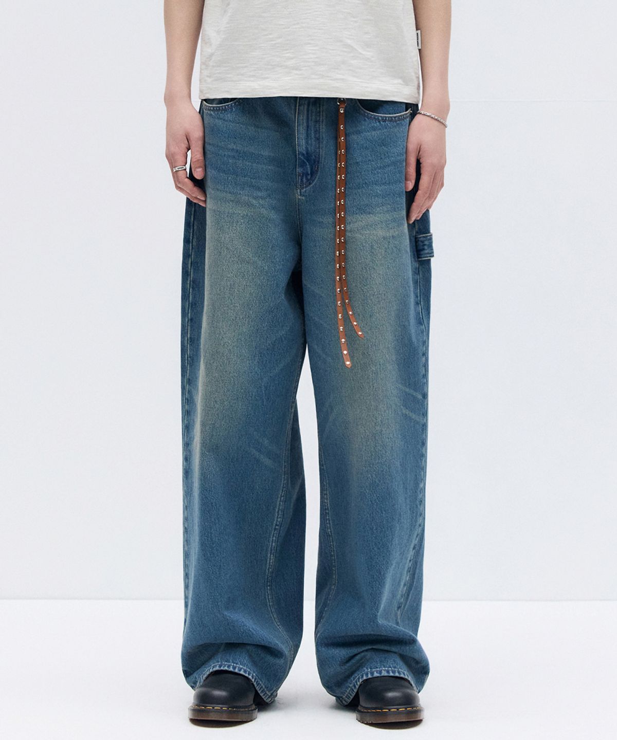 메종미네드(MAISON MINED) BACK-POINT DENIM PANTS MID BLUE