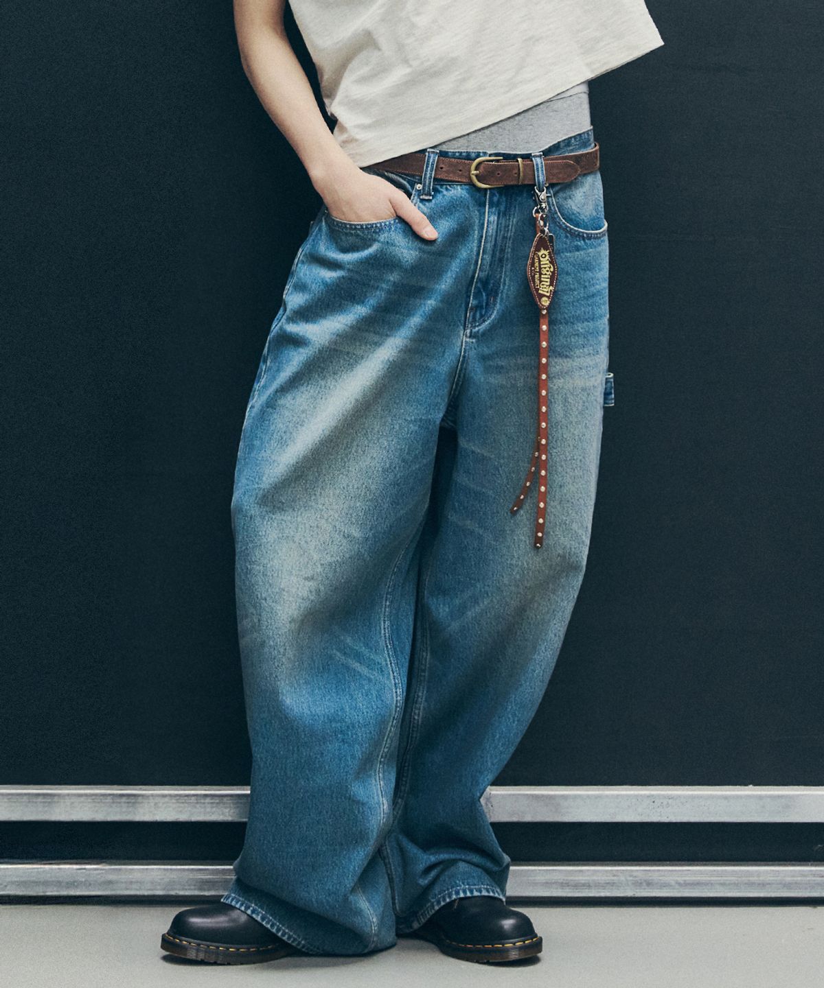메종미네드(MAISON MINED) BACK-POINT DENIM PANTS MID BLUE