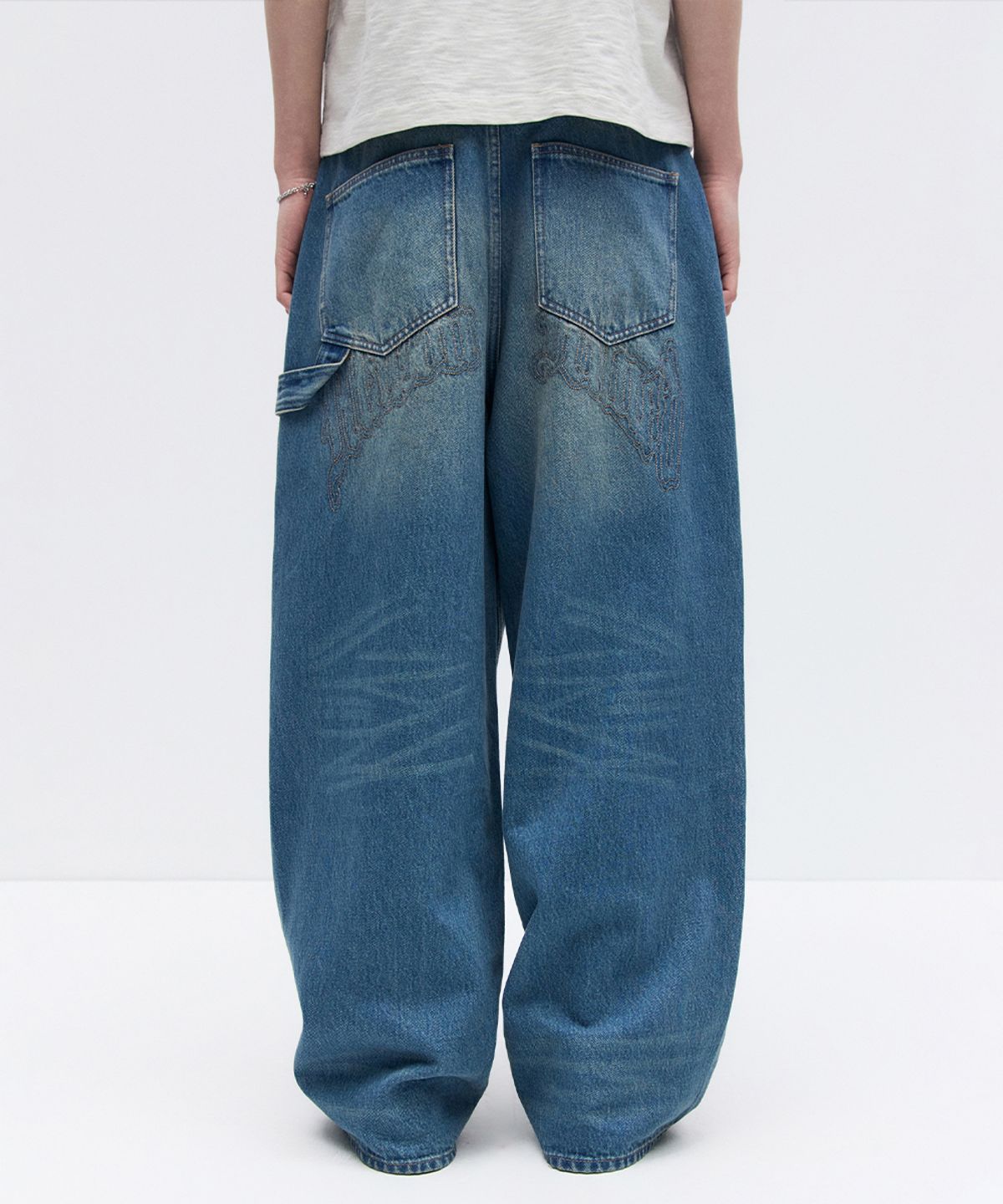 메종미네드(MAISON MINED) BACK-POINT DENIM PANTS MID BLUE