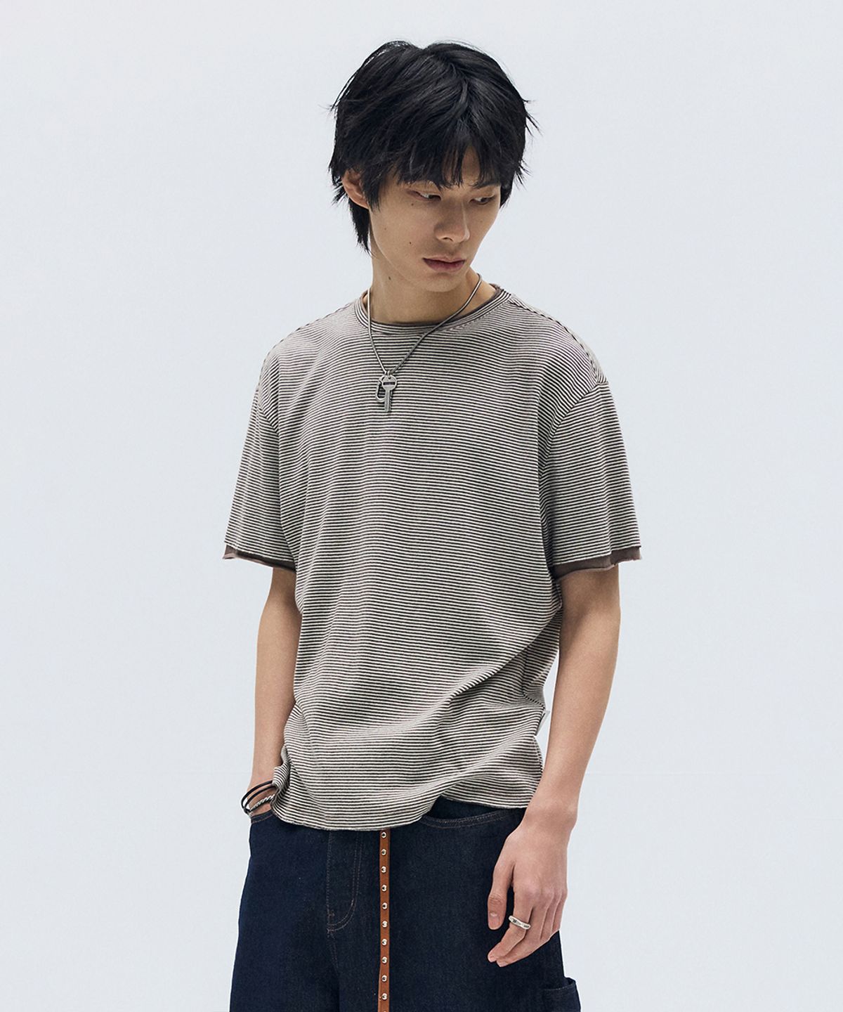 메종미네드(MAISON MINED) STRIPE LAYERED HALF T BROWN