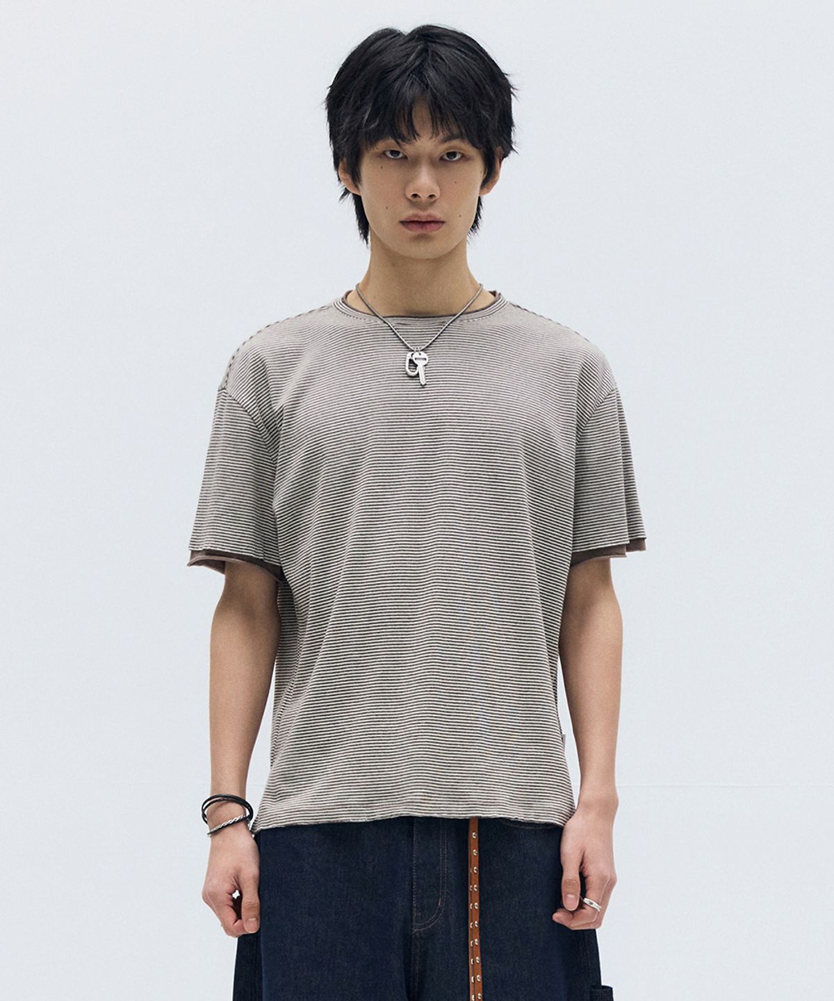 메종미네드(MAISON MINED) STRIPE LAYERED HALF T BROWN