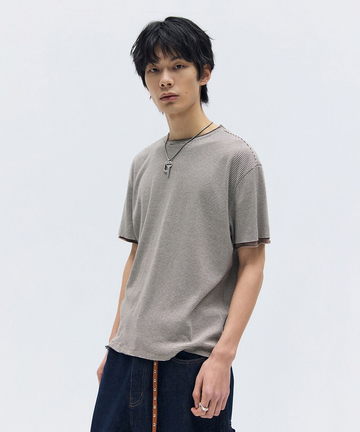 메종미네드(MAISON MINED) STRIPE LAYERED HALF T BROWN