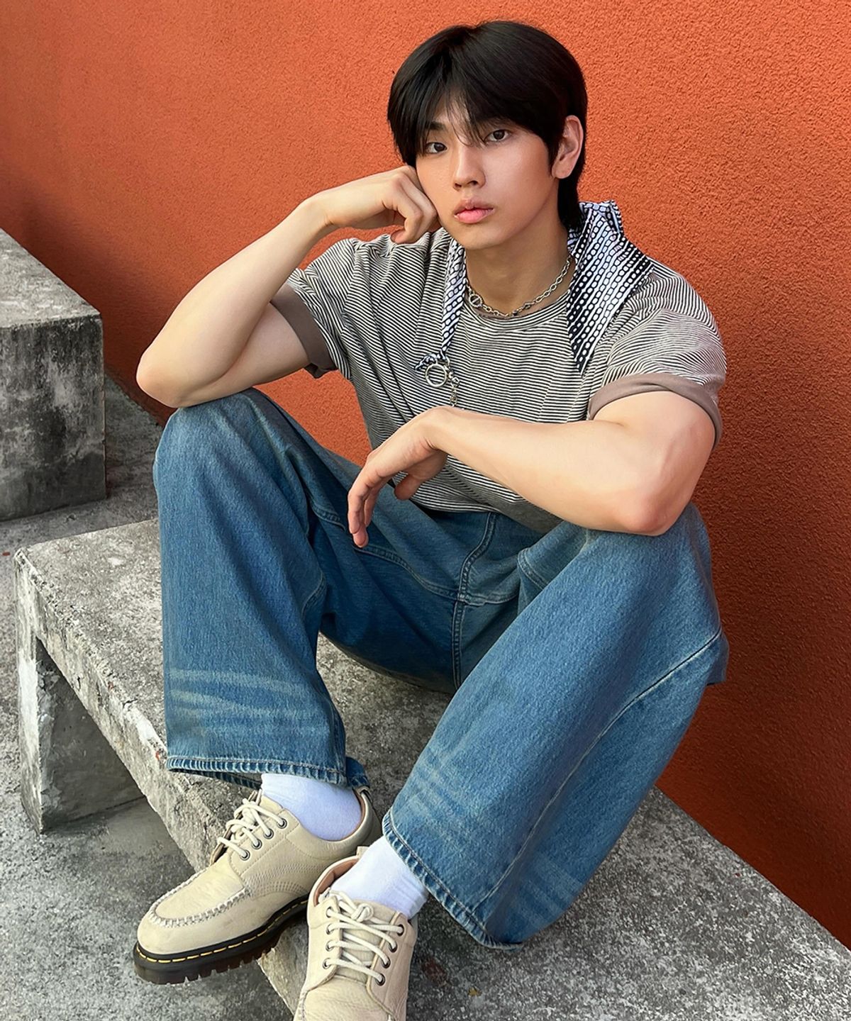 메종미네드(MAISON MINED) STRIPE LAYERED HALF T BROWN