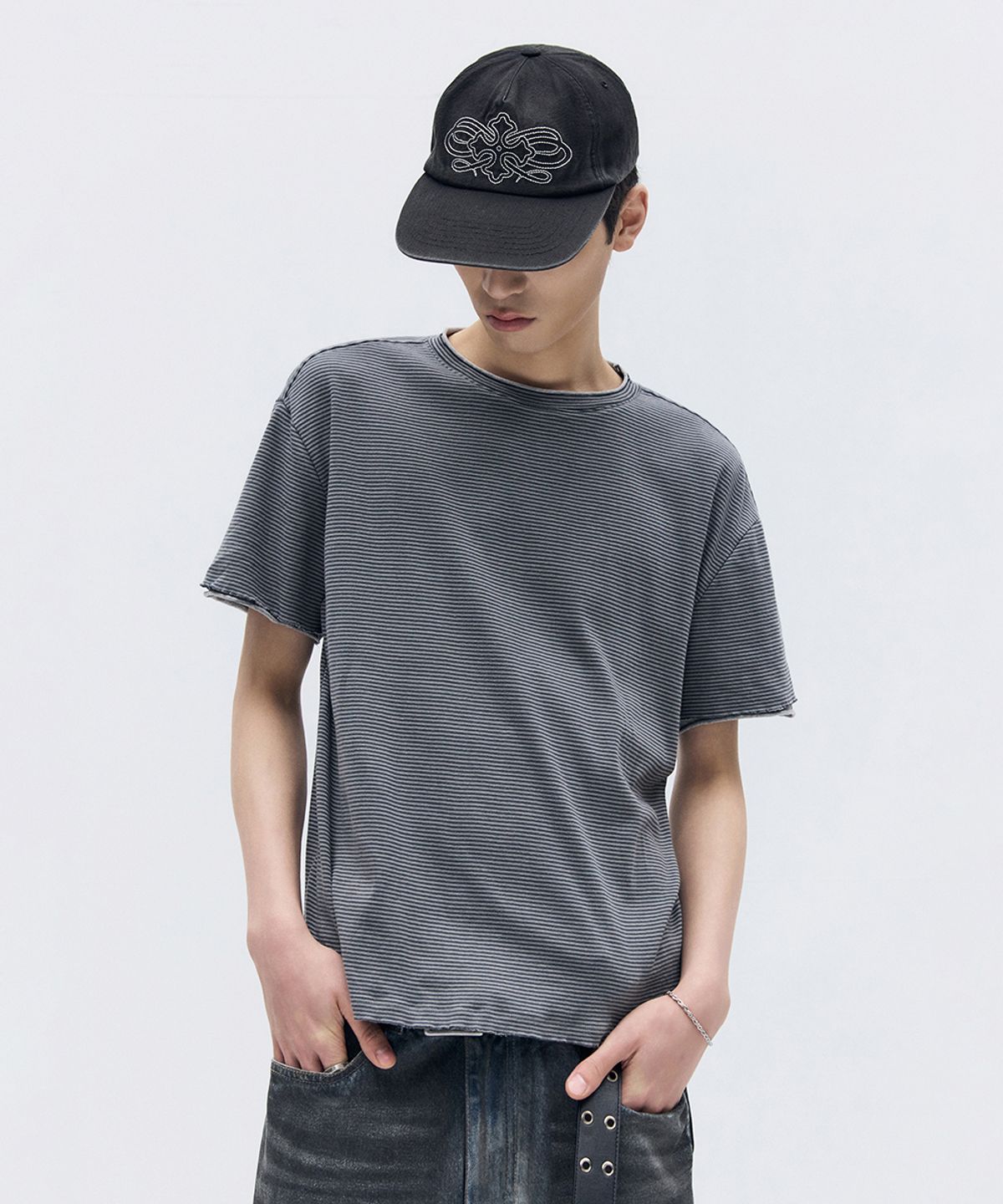 메종미네드(MAISON MINED) STRIPE LAYERED HALF T CHARCOAL