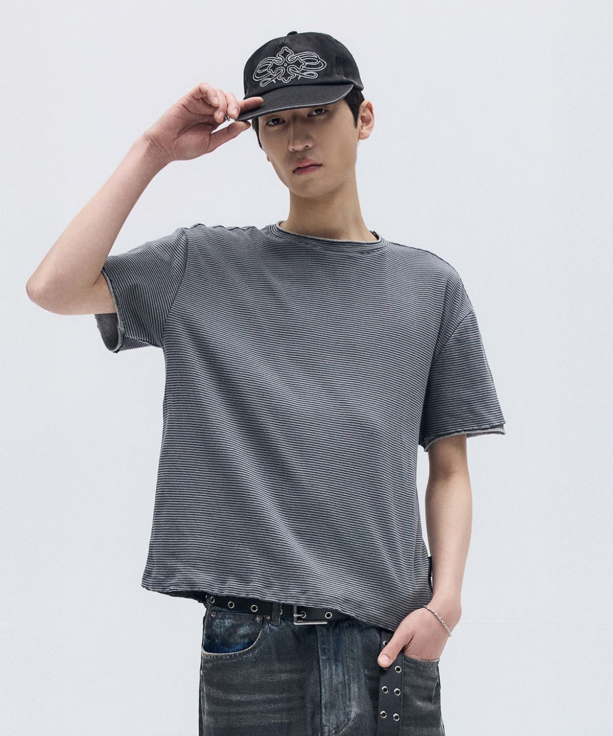 메종미네드(MAISON MINED) STRIPE LAYERED HALF T CHARCOAL